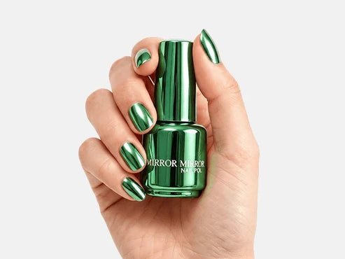 Glänzender Nagellack mit Metallic-Textur und Spiegeleffekt