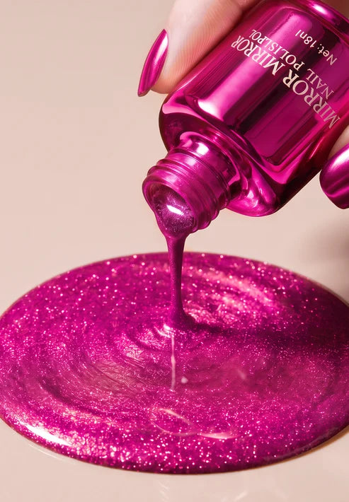 Glänzender Nagellack mit Metallic-Textur und Spiegeleffekt