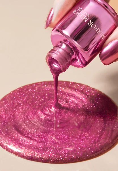 Glänzender Nagellack mit Metallic-Textur und Spiegeleffekt