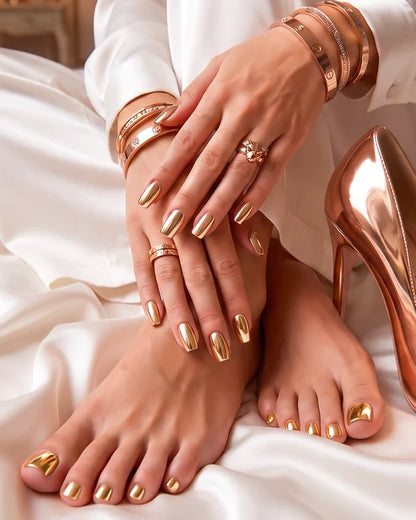 Glänzender Nagellack mit Metallic-Textur und Spiegeleffekt