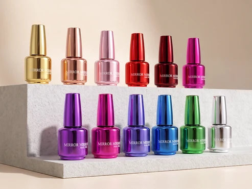 Glänzender Nagellack mit Metallic-Textur und Spiegeleffekt