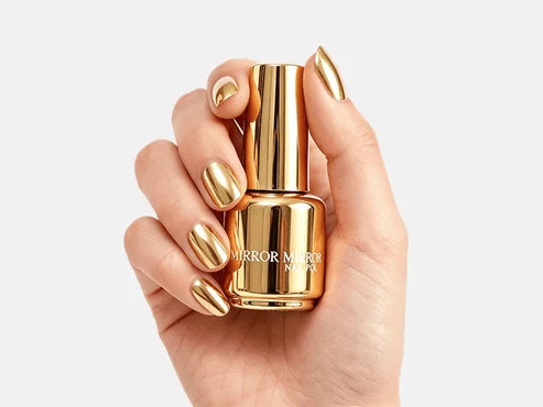 Glänzender Nagellack mit Metallic-Textur und Spiegeleffekt