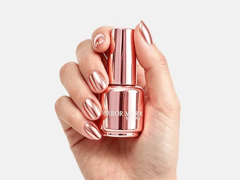 Glänzender Nagellack mit Metallic-Textur und Spiegeleffekt