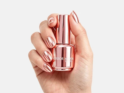 Glänzender Nagellack mit Metallic-Textur und Spiegeleffekt