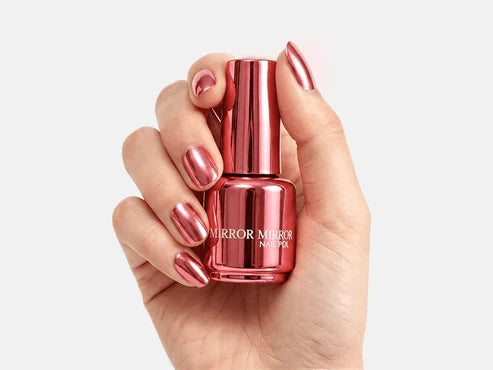 Glänzender Nagellack mit Metallic-Textur und Spiegeleffekt