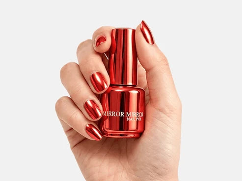 Glänzender Nagellack mit Metallic-Textur und Spiegeleffekt