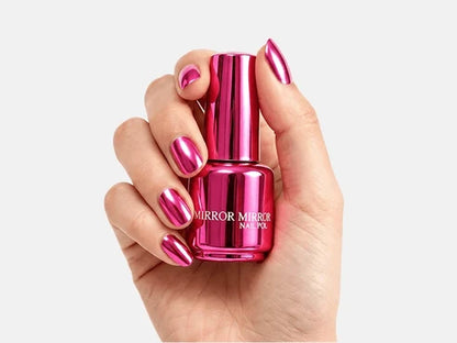 Glänzender Nagellack mit Metallic-Textur und Spiegeleffekt