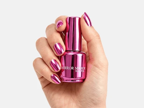 Glänzender Nagellack mit Metallic-Textur und Spiegeleffekt