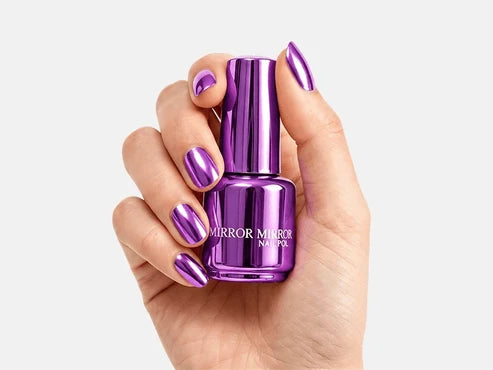 Glänzender Nagellack mit Metallic-Textur und Spiegeleffekt