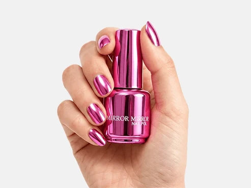 Glänzender Nagellack mit Metallic-Textur und Spiegeleffekt