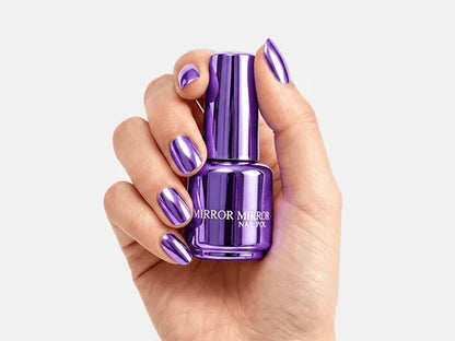 Glänzender Nagellack mit Metallic-Textur und Spiegeleffekt