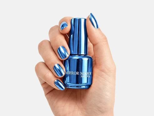 Glänzender Nagellack mit Metallic-Textur und Spiegeleffekt