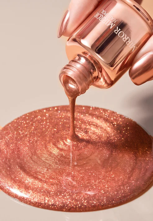 Glänzender Nagellack mit Metallic-Textur und Spiegeleffekt