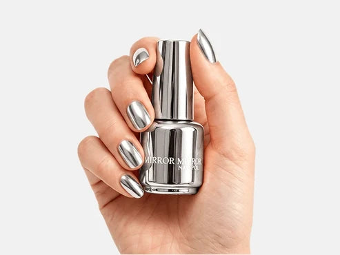 Glänzender Nagellack mit Metallic-Textur und Spiegeleffekt