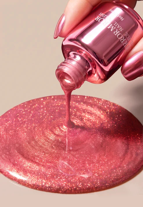 Glänzender Nagellack mit Metallic-Textur und Spiegeleffekt
