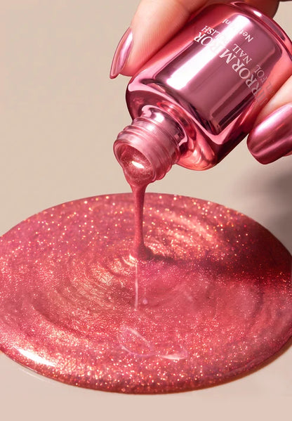 Glänzender Nagellack mit Metallic-Textur und Spiegeleffekt