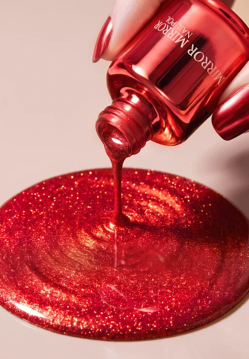 Glänzender Nagellack mit Metallic-Textur und Spiegeleffekt