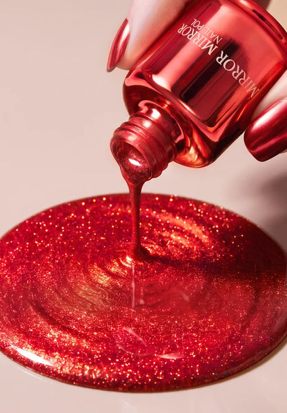 Glänzender Nagellack mit Metallic-Textur und Spiegeleffekt