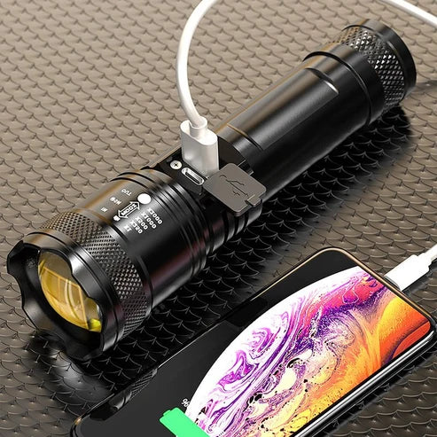 Leistungsstarke Taschenlampe mit Zoomfunktion